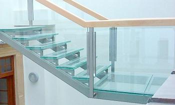Стеклянные ступени и стеклянная площадка на лестнице в Самаре. Готовые проекты ПерилаГлавСнаб