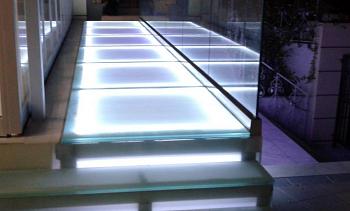 Стеклянный подиум со ступенями с подсветкой в Самаре. Готовые проекты ПерилаГлавСнаб