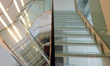 Стеклянные ступени и площадки для колодезной лестницы купить в Самаре