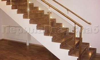 Ограждение лестницы с прозрачным стеклом, стойками и поручнем из латуни в Самаре. Готовые проекты ПерилаГлавСнаб