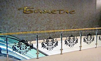 Ограждение лестницы на квадратных стойках с латунным поручнем в Самаре. Готовые проекты ПерилаГлавСнаб