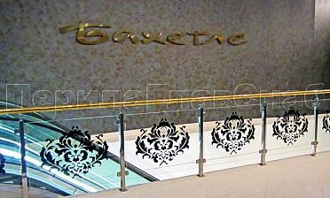 Ограждение лестницы на квадратных стойках с латунным поручнем купить в Самаре