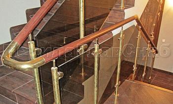 Ограждение лестницы со стеклом, тонированным в массе, стойки и завязки поручня из латуни в Самаре. Готовые проекты ПерилаГлавСнаб