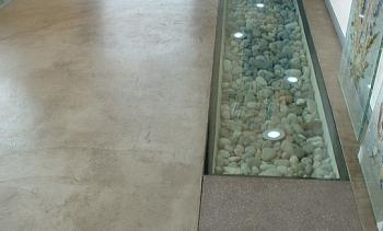 Стеклянный пол в квартиру с декоративной композицией в Самаре. Готовые проекты ПерилаГлавСнаб