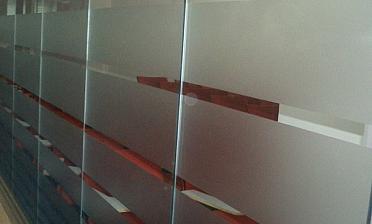 Стеклянные перегородки в офисе с закаткой пленки купить в Самаре