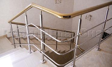 Лестничное ограждение с тремя ригелями и поручнем из латуни купить в Самаре