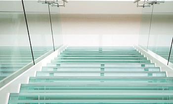 Стеклянные ступени на косоурной лестнице в доме в Самаре. Готовые проекты ПерилаГлавСнаб