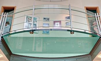 Стеклянный пол на внутреннем выступе атриума в Самаре. Готовые проекты ПерилаГлавСнаб