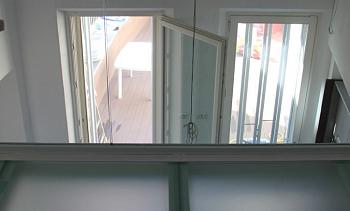 Стеклянное перекрытие из матового стекла на внутреннем балконе в Самаре. Готовые проекты ПерилаГлавСнаб