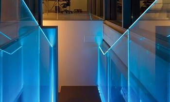 Ограждения лестниц на несущем стекле с подсветкой в Самаре. Готовые проекты ПерилаГлавСнаб