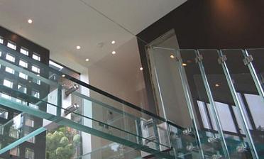 Стеклянные полы на площадке маршевой лестницы купить в Самаре